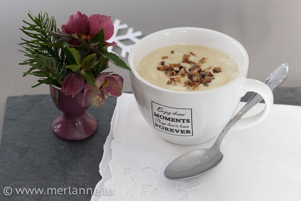 Topinambursüppchen mit krossem Zwiebeltopping