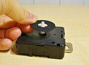 Uhrwerk montieren (am Beispiel einer Korkplatte)