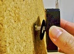 Uhrwerk montieren (am Beispiel einer Korkplatte)