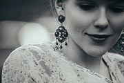 Dame trägt elegante, handgefertigte Schmuckstücke und trägt ein Spitzenkleid, was die kreative Handwerkskunst und den Stil der Handmade Kultur unterstreicht.