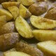 Feurige Kartoffeln mit Gorgonzola-Dip
