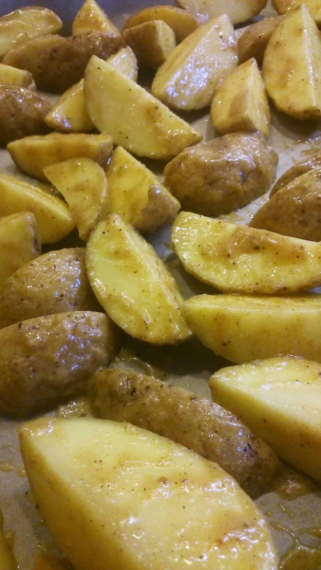 Feurige Kartoffeln mit Gorgonzola-Dip