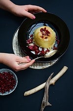 January Mornings: Frühstücks-Couscous mit Mandeln, Haselnüssen, Granatapfelkernen, Kirschen, Kokoschips und Zimt
