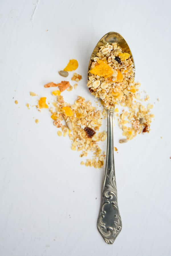 Gegen die Eintönigkeit im Granolahimmel: köstliches Karamellgranola vom Blech + ein geschichteter Frühstücksbecher
