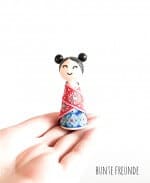 Kokeshi Püppchen mit Webbändern eingekleidet