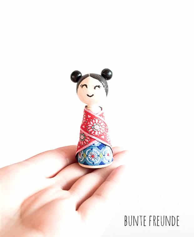 Kokeshi Püppchen mit Webbändern eingekleidet