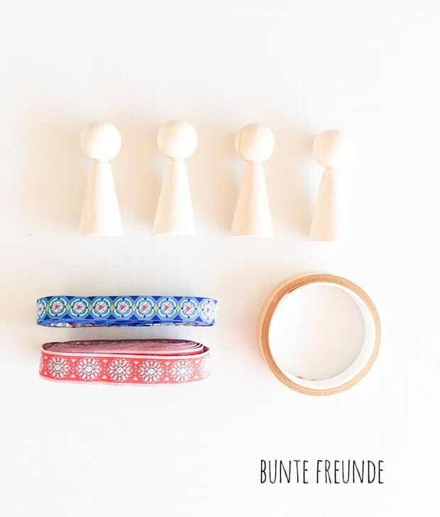 Kokeshi Püppchen mit Webbändern eingekleidet