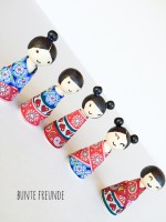 Kokeshi Püppchen mit Webbändern eingekleidet