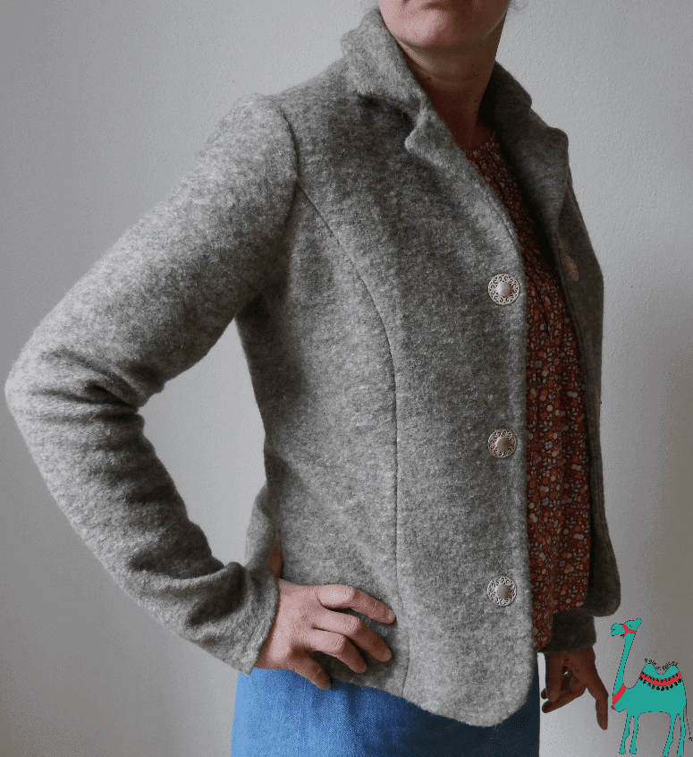 Wollblazer und Druckknöpfe