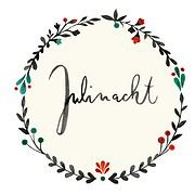 Handgemachtes Logo von HANDMADE Kultur mit einem kreisförmigen Blumenkranz aus Blättern und kleinen Blüten, stilvoll und kreativ gestaltet.