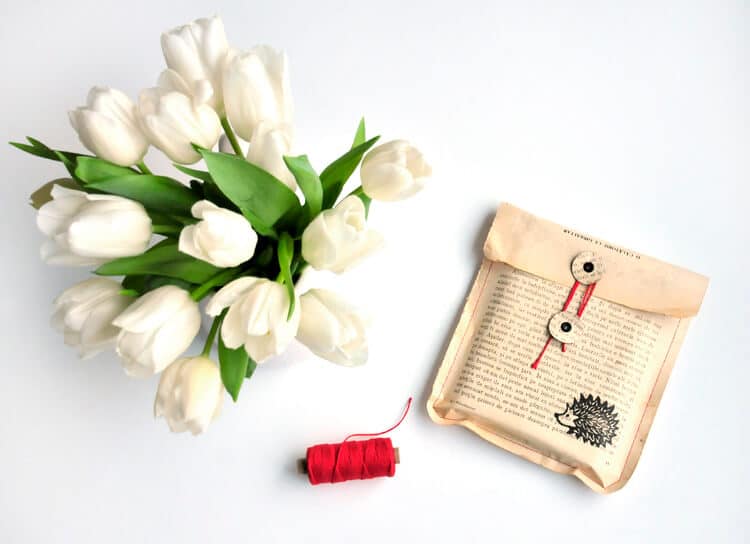#12giftswithlove – Geschenk mit alten Buchseiten