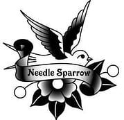 Detailliertes Tattoo-Design eines Nadelspatzen mit Blumen und Banner, geeignet für Tätowierungen, symbolisiert Kreativität und Handwerkskunst.