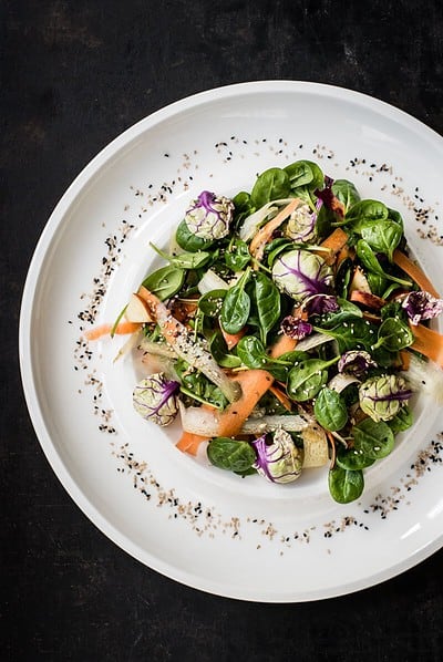 Wintersalat aus Spinat, Rosenkohl und Karotten mit Sesam-Apfel-Dressing