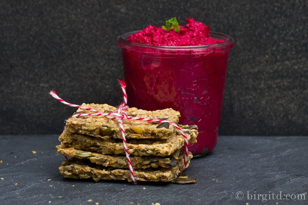 Selbstgebackenes Knäckebrot mit Chia-Samen & Knusperkörnern