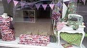 Bunte handgemachte Stoffe, Nähmaschine, Dekorationen und kreative Bastelmaterialien bei HANDMADE Kultur, ideal für DIY-Projekte und handgefertigte Kunstwerke.