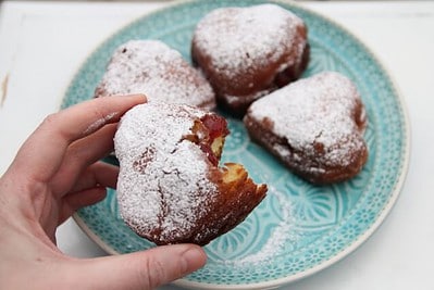 {lecker: } Krapfen in Herzform - oder: nach dem Fasching ist vor dem Valentinstag!