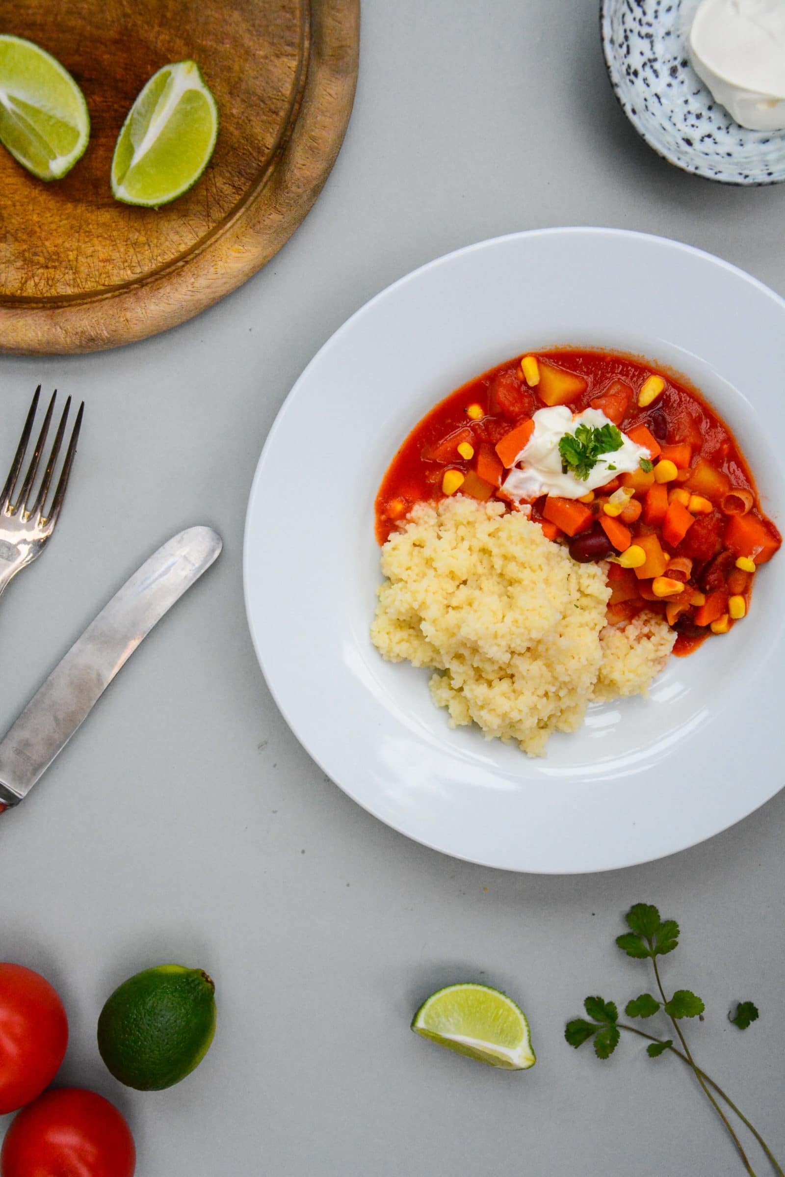 Chili con Couscous mit gerösteten Tortillachips