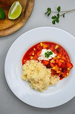 Chili con Couscous mit gerösteten Tortillachips