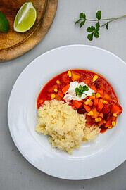 Chili con Couscous mit gerösteten Tortillachips