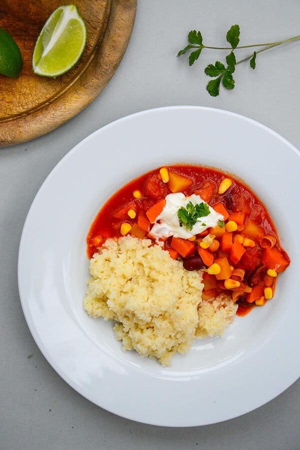 Chili con Couscous mit gerösteten Tortillachips - HANDMADE Kultur