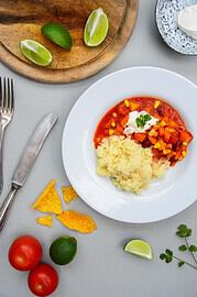 Chili con Couscous mit gerösteten Tortillachips