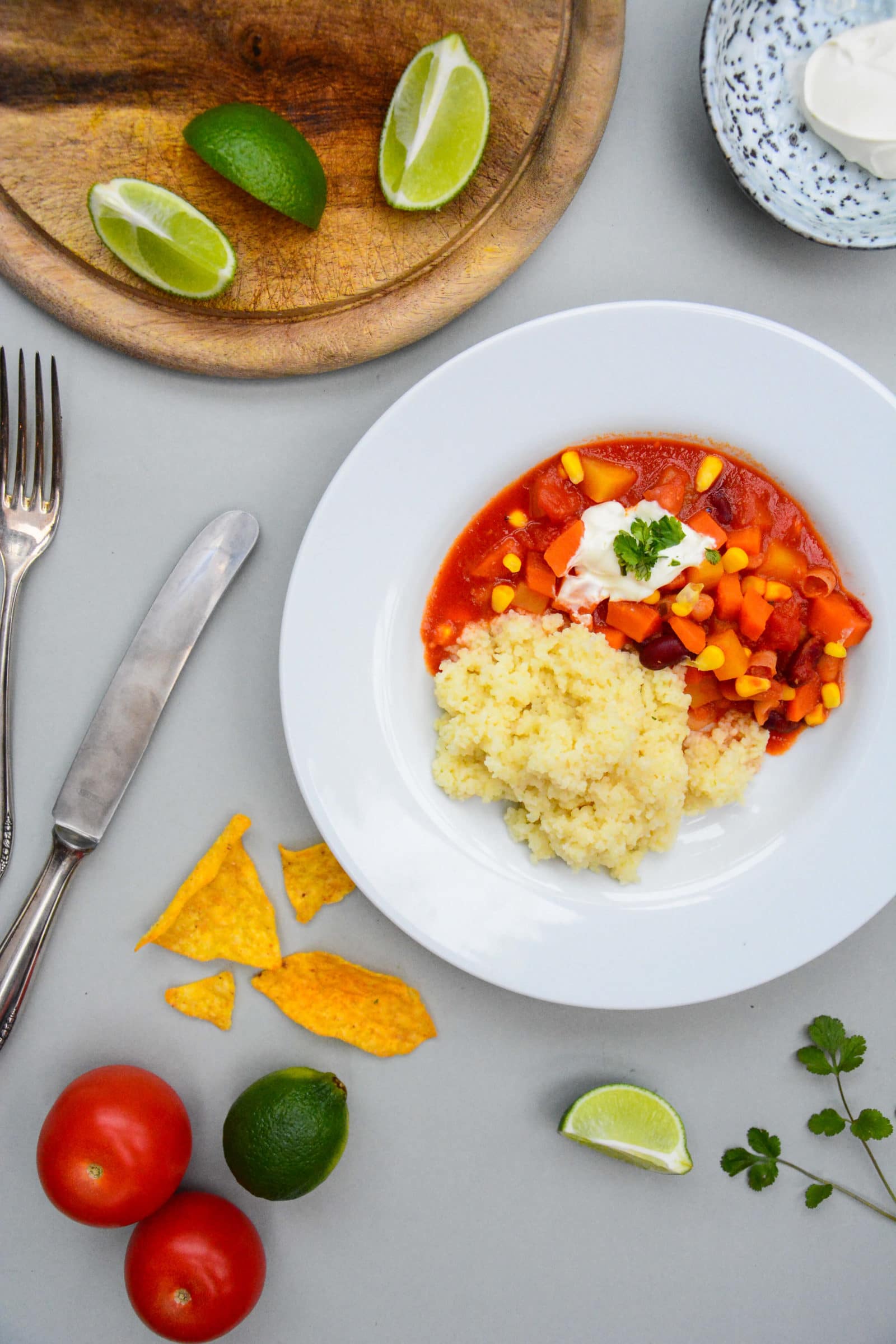 Chili con Couscous mit gerösteten Tortillachips