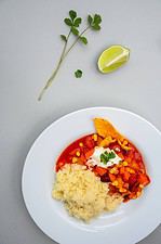 Chili con Couscous mit gerösteten Tortillachips