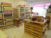 Vielfältige Stoffe, Garne und Bastelmaterialien in einem Handarbeitsladen, ideal für kreative DIY-Projekte und handgemachte Produkte.
