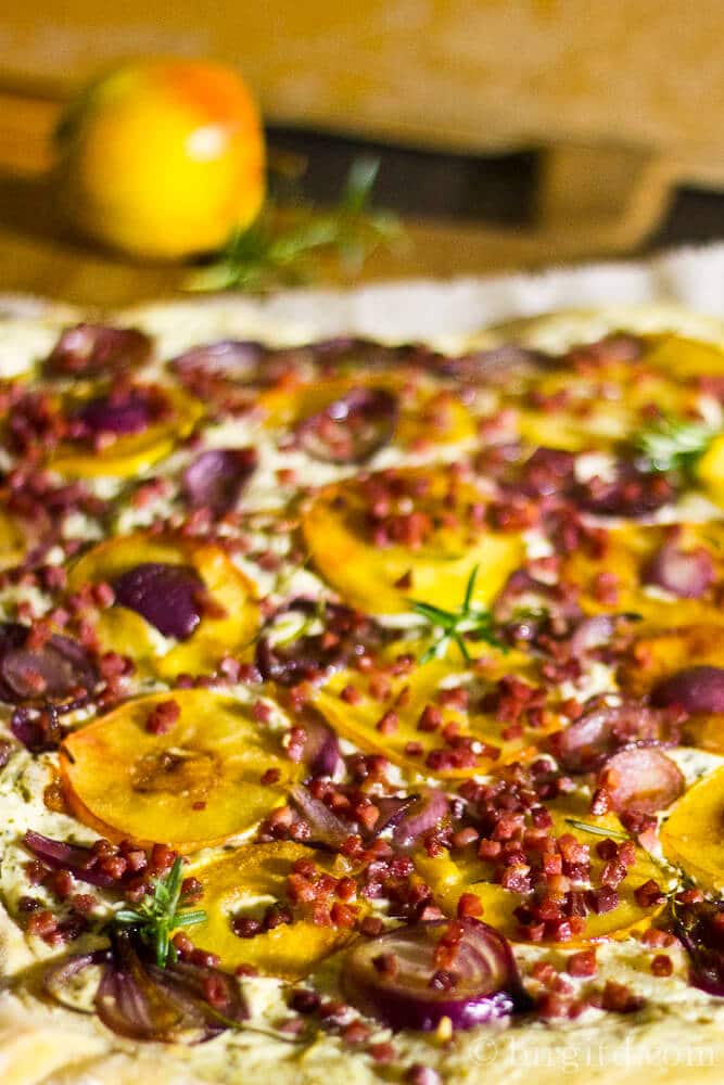 Flammkuchen mit Apfel, roten Zwiebeln, Schinken & Gorgonzola