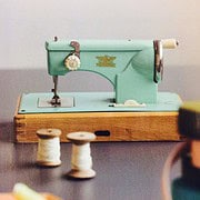Vintage Nähmaschine mit Holzsockel und Metallteilen, ideal für Handarbeit und kreative Projekte, im Fokus für Handmade Kultur und DIY.