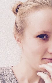 Nahaufnahme einer jungen Frau mit blondem Haar, die kreativ und handwerklich tätig ist, symbolisiert die Verbindung zu Handmade Kultur und kreativen DIY-Projekten.