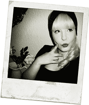 Schöne Frau mit blondem Haar, dunklem Hut und rotem Lippenstift, die nachdenklich in die Kamera schaut, umgeben von Pflanzen und Dekorationen, im Vintage-Polaroid-Stil.