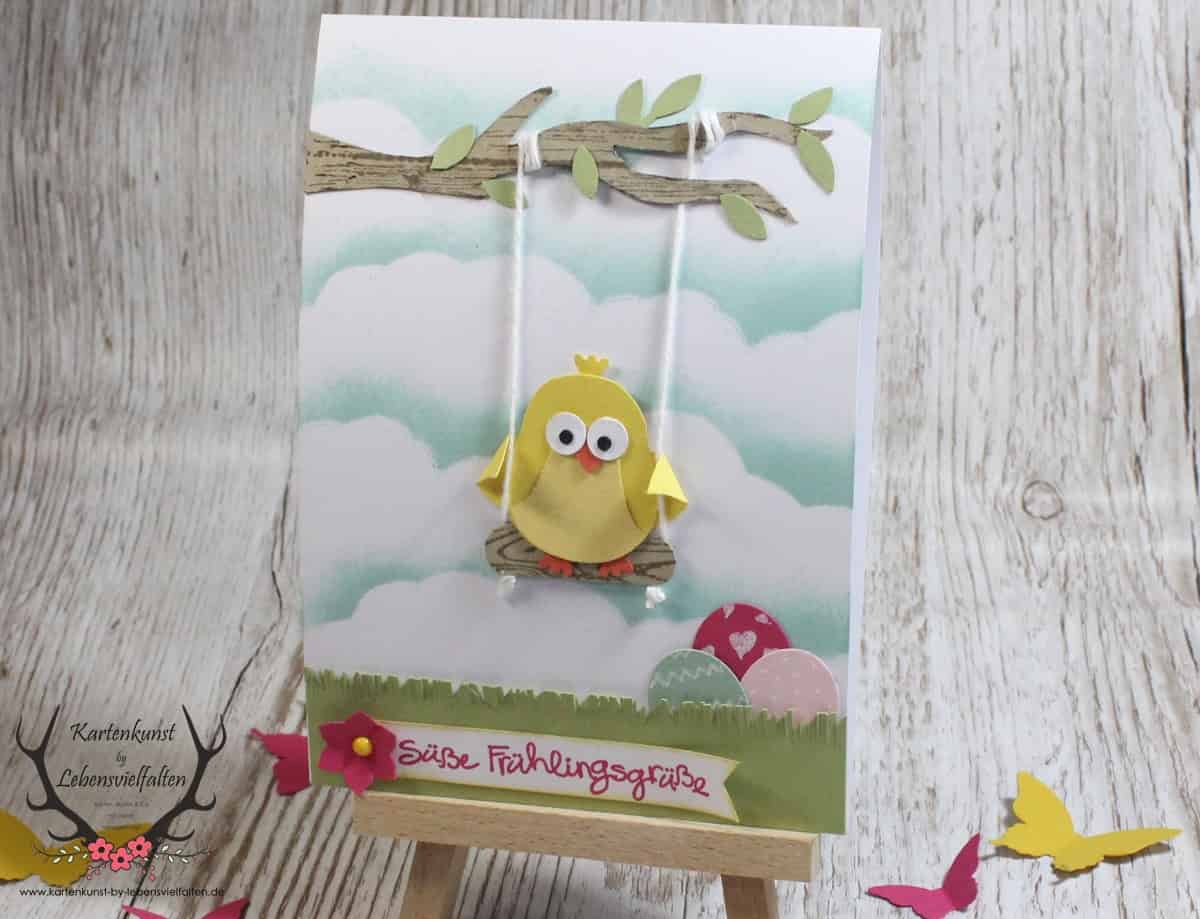 Osterkarte mit Küken auf der Schaukel und Frühlingsgruß