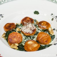 Gnocchi rossi & Spinat in Gorgonzolasauce mit Walnüssen