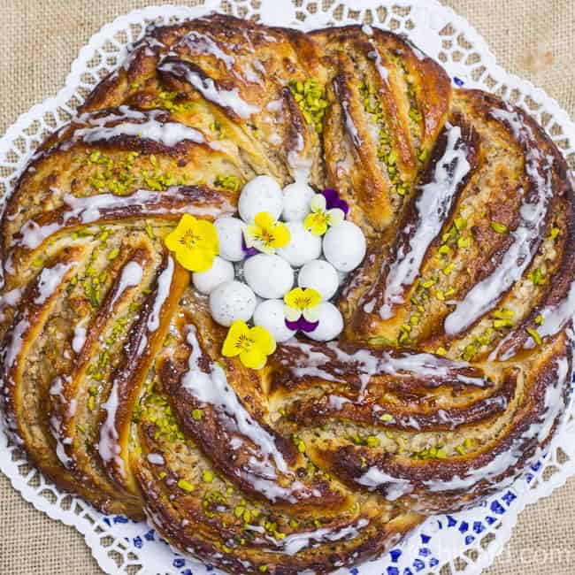 Osterkranz – traditioneller Kuchen mit knuspriger Marzipan-Nuss-Füllung [ Birgit D ]