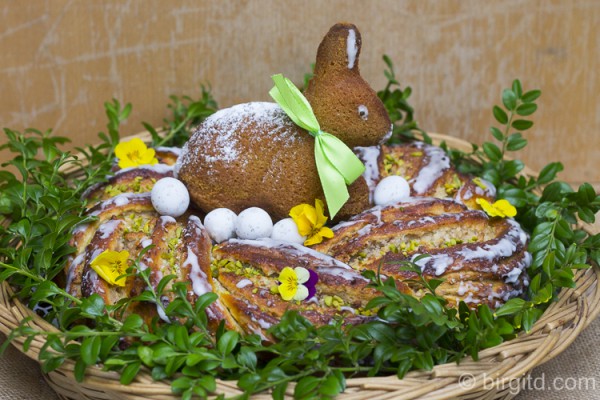 Osterkranz - traditioneller Kuchen mit knuspriger Marzipan-Nuss-Füllung ...