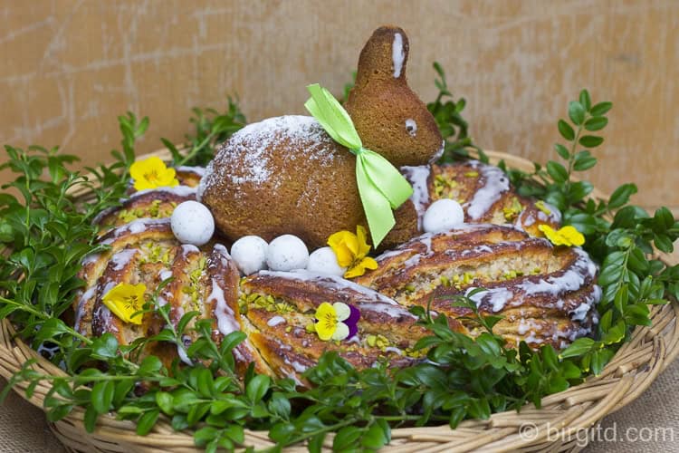 Osterkranz – traditioneller Kuchen mit knuspriger Marzipan-Nuss-Füllung [ Birgit D ]