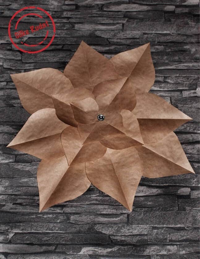 Dekorieren mit riesigen Papierblumen