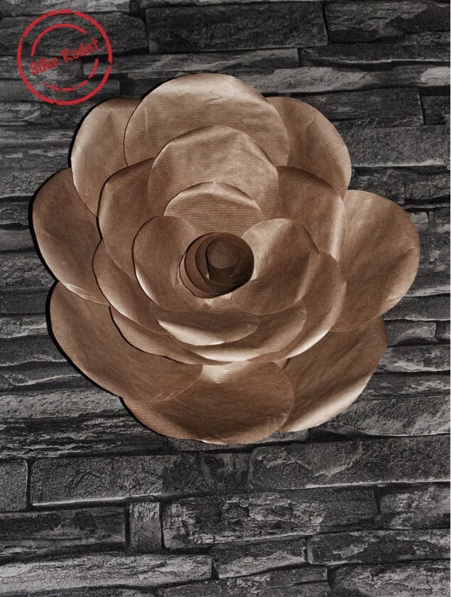 Dekorieren mit riesigen Papierblumen