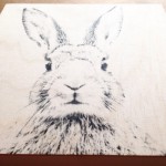 Hase auf Holz – Lavendeldruck