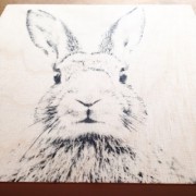 Hase auf Holz – Lavendeldruck