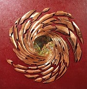 Kunstinstallation aus Holzstücken und Münzen, spiralförmig angeordnet, kreative Handwerkskunst, Handmade Kultur, nachhaltiges Kunsthandwerk, dekoratives Kunstobjekt.