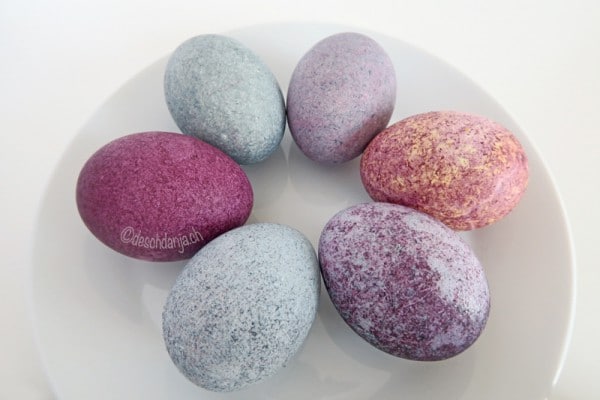 Eier färben mit Reis und Lebensmittelfarbe