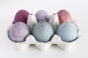 Eier färben mit Reis und Lebensmittelfarbe