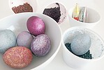 Eier färben mit Reis und Lebensmittelfarbe