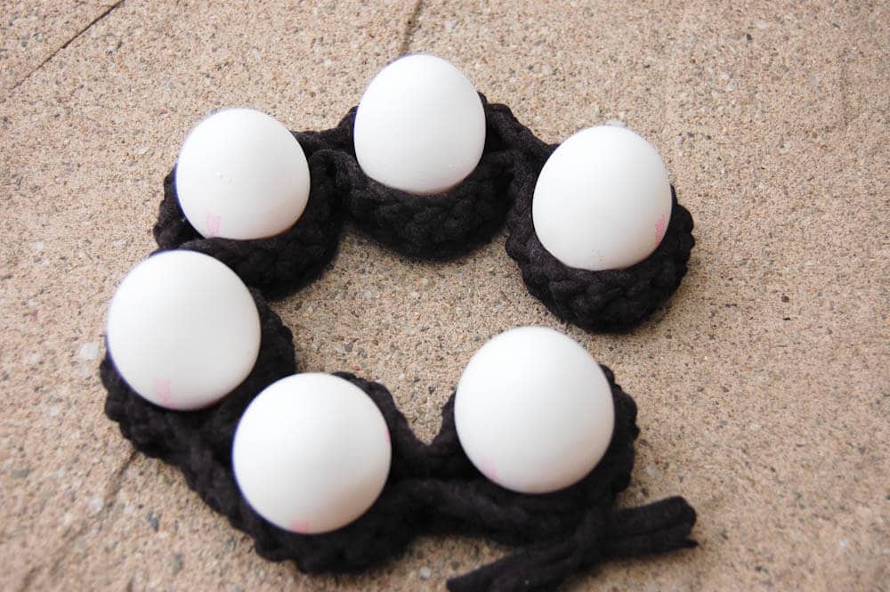 GEHÄKELTER EIERHALTER, DEKORATIV FÜR DEN FRÜHSTÜCKSTISCH