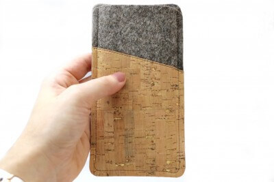 Handytasche aus Filz und Kork natur/gold – Maßanfertigung Handytasche aus Filz und Kork natur/gold – Maßanfertigung
