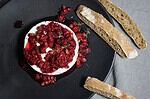Gebackener Camembert mit Granatapfelkernen und Himbeersoße