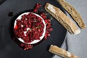 Gebackener Camembert mit Granatapfelkernen und Himbeersoße