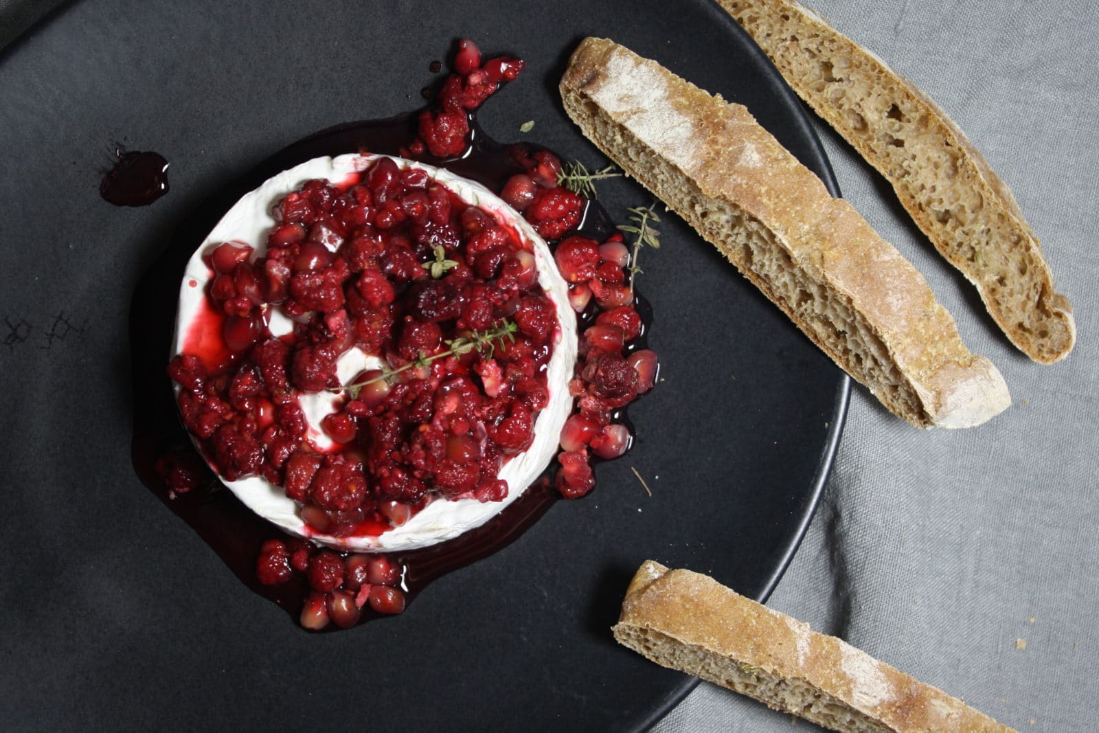 Gebackener Camembert mit Granatapfelkernen und Himbeersoße